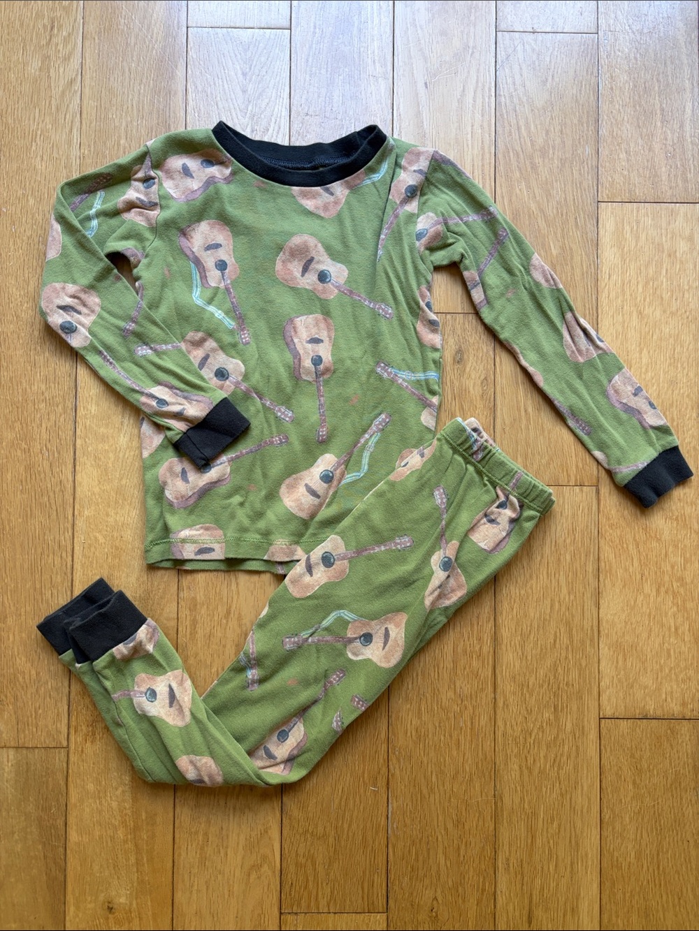 🎸Burt’s Bees Kids Green Guitar-Print Pajama Set with Black Trim
